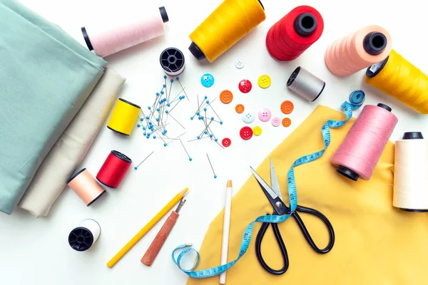 Galeride çalışan tasarımcılar için en iyi tasarım ürünleri ve ekipman malzemesi. Mankenler şık terzi ölçüleri ve kumaş parmaklıklar. İş küçük Kavram