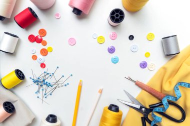 Galeride çalışan tasarımcılar için en iyi tasarım ürünleri ve ekipman malzemesi. Mankenler şık terzi ölçüleri ve kumaş parmaklıklar. İş küçük Kavram