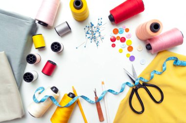 Galeride çalışan tasarımcılar için en iyi tasarım ürünleri ve ekipman malzemesi. Mankenler şık terzi ölçüleri ve kumaş parmaklıklar. İş küçük Kavram