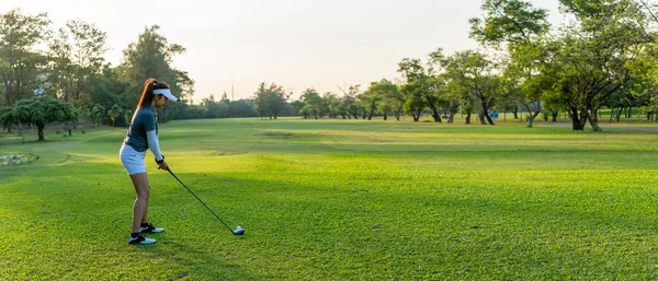 Golfista Feminino Esporte Campo Golfe Fairway Bola Pessoas Mulher Estilo — Fotografia de Stock
