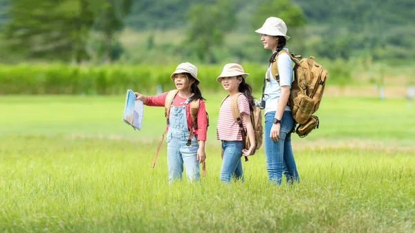 生活方式自由职业女性使用笔记本电脑在海滩上工作和放松 亚洲人在吊床上的成功与您的工作休闲活动和会议在网上度假 业务和夏季概念 复制空间 — 图库照片