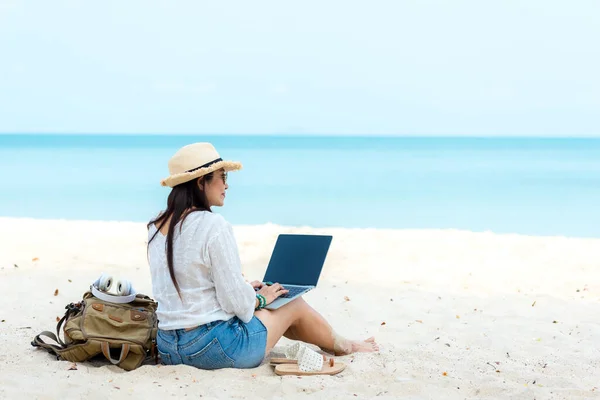 프리랜서 노트북을 사용하여 해변에서 일하고 성공에 아시아 사람들이 여러분의 휴일에 — 스톡 사진