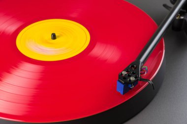 Renkli vinil plağı çalan Turntable kapanıyor
