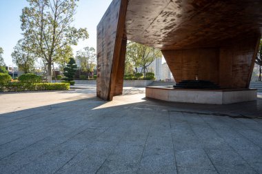 Bayrak taşı meydanında paslı bir demir bina.