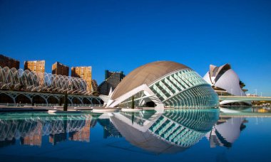 Valencia Sanat ve Bilim Şehri 'nde, görüntünün sağ tarafında, Hemisferic' in merkezinde ve sağda Palacio de las Artes Reina Sofia 'yı görüyoruz.