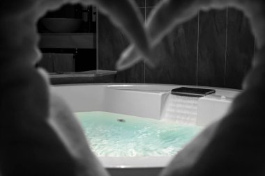 Özel bir gece için küveti hazırlıyorum. 