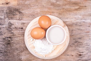 Tahta tahta tahta tahta, taze yumurta, un ve yulaf sütü.