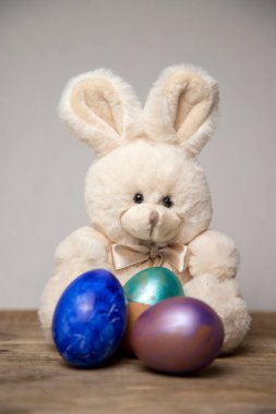Tahtada renkli yumurtalı doldurulmuş tavşan, Paskalya manzarası
