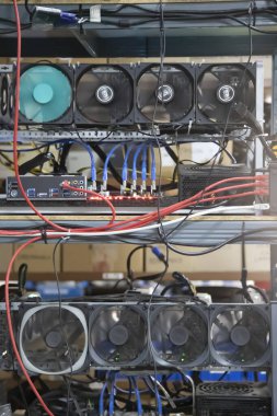 Küçük bir kripto para çiftliğinin arka havalandırma paneli 