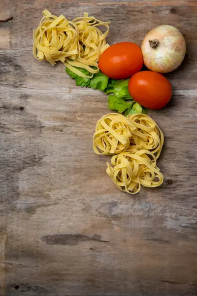 İtalyan makarnası, spagetti, domates için taze yemek malzemeleri.,