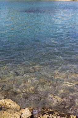 Deniz suyu kıyıdaki kayalara çarpıyor.. 