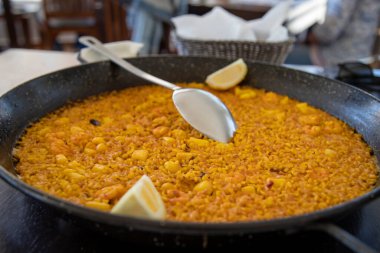 Tipik restoran paella pilav paella a banda 