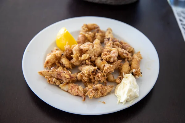 başlangıç yemeği Chopitos fritos ile allioli ve bir dilim 