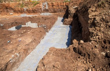 Toprağın hazırlanması, Aziz Petrus 'un temeli ile başlar.