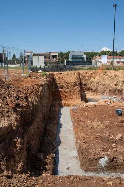 Toprağın hazırlanması, Aziz Petrus 'un temeli ile başlar.