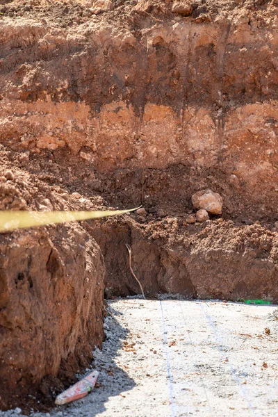 Toprağın hazırlanması, Aziz Petrus 'un temeli ile başlar.