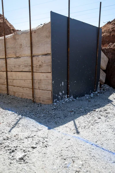 Toprağın hazırlanması, Aziz Petrus 'un temeli ile başlar.