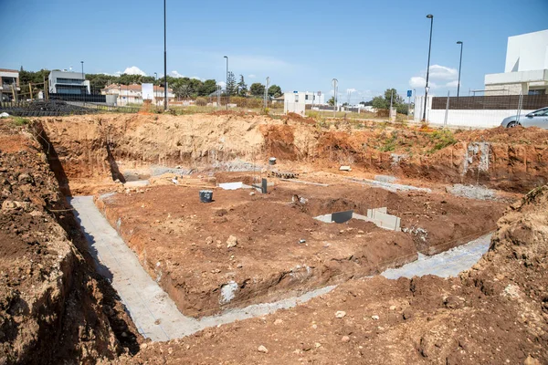 Toprağın hazırlanması, Aziz Petrus 'un temeli ile başlar.