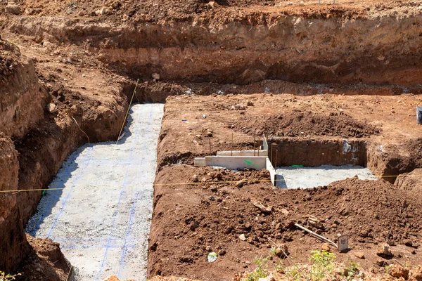 Toprağın hazırlanması, Aziz Petrus 'un temeli ile başlar.