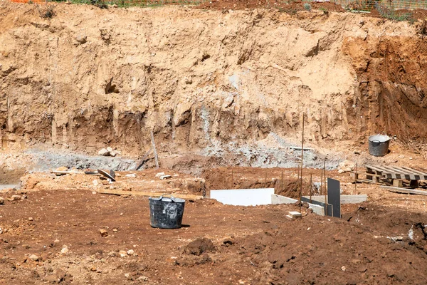 Toprağın hazırlanması, Aziz Petrus 'un temeli ile başlar.