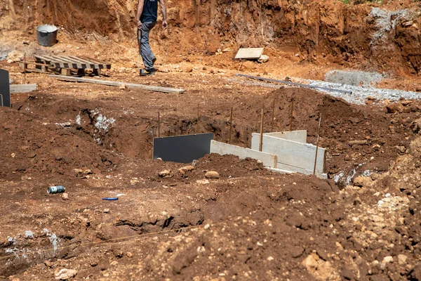 Toprağın hazırlanması, Aziz Petrus 'un temeli ile başlar.