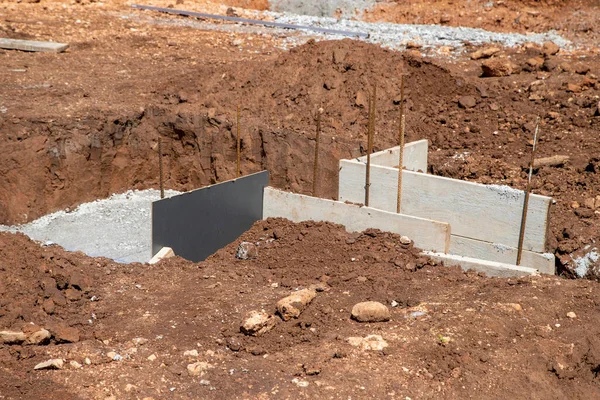 Toprağın hazırlanması, Aziz Petrus 'un temeli ile başlar.