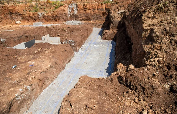 Toprağın hazırlanması, Aziz Petrus 'un temeli ile başlar.