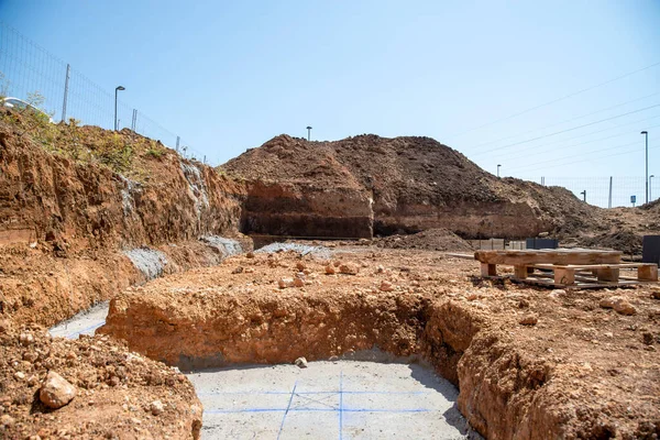 Toprağın hazırlanması, Aziz Petrus 'un temeli ile başlar.