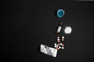 Çeşitli biçimlerde farklı ilaç türleri  