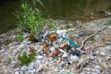 Kötü bakımlı nehirler, her şey selde yok olur.. 