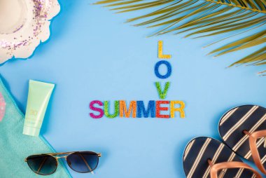 Pastel renkli arka planı olan plaj aksesuarları, yaz gelir.