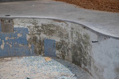 Havuz kiremiti kırıldı, yaz için tamir edilecek. 