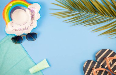 Pastel renkli arka planı olan plaj aksesuarları, yaz gelir.