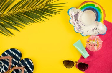 Pastel renkli arka planı olan plaj aksesuarları, yaz gelir.