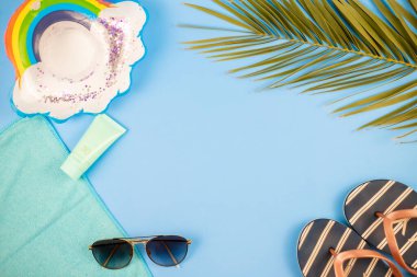 Pastel renkli arka planı olan plaj aksesuarları, yaz gelir.