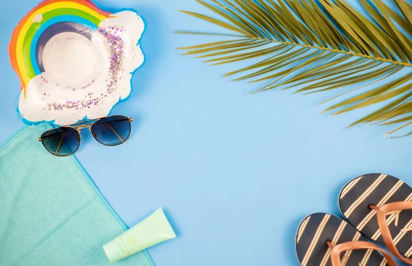 Pastel renkli arka planı olan plaj aksesuarları, yaz gelir.