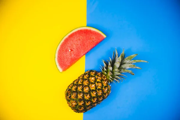 Pastel sarısı ve mavi arka planda karpuz ve ananas  