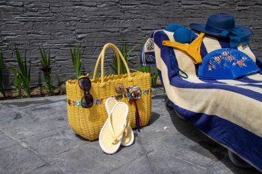 Sahil aksesuarları, yüzme havuzu aksesuarları ev bahçesinde. 