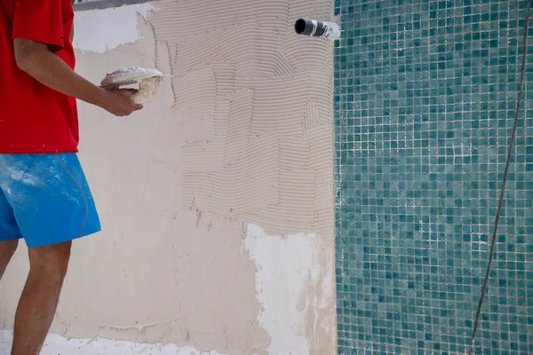 Trabajador Reparando Piscina Colocación Azulejos Color Turquesa Gresite —  Fotos de Stock