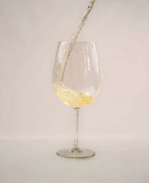 White Wine Glass Wine Falling White Background — Fotografia de Stock