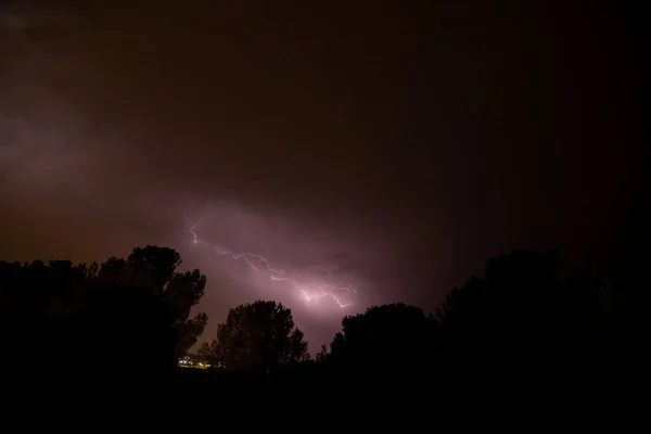 Καταιγίδα Καλοκαιρινή Καταιγίδα Αστραπές Και Βροντές Μοβ Χρώματα — Φωτογραφία Αρχείου