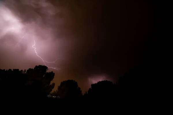 Καταιγίδα Καλοκαιρινή Καταιγίδα Αστραπές Και Βροντές Μοβ Χρώματα — Φωτογραφία Αρχείου