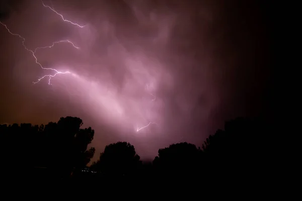 Καταιγίδα Καλοκαιρινή Καταιγίδα Αστραπές Και Βροντές Μοβ Χρώματα — Φωτογραφία Αρχείου