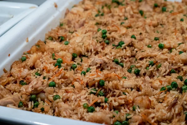 Kanton usulü pilav, bezelye, havuç ve karides.