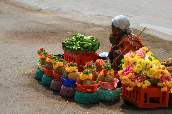 路上で花を売るインド人女性 — ストック写真