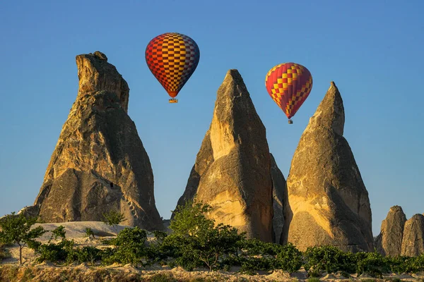 Popüler bir tatil yeri, doğal harikalar diyarı. Sıcak hava balonlarıyla gökyüzünde seyahat edebileceğiniz bir tatil yeri. Peri bacalarının yağmurun, rüzgarın ve sel sularının erozyonuyla ortaya çıkan görüntüsü çok etkileyici..