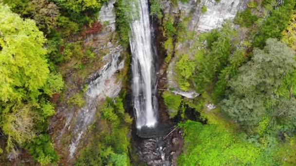 Sonbahar Renklerinden Sarp Kayalıklardan Dökülen Şelalenin Etkileyici Manzarası — Stok video