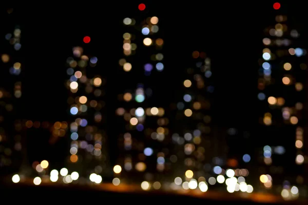 Şehir merkezindeki binaların ışıklarının Bokeh görüntüsü.