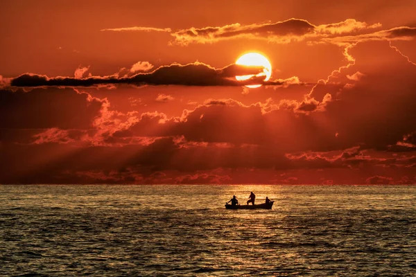 Aufnahme Von Hobbyfischern Beim Angeln Vor Einem Wunderschönen Sonnenuntergang — Stockfoto