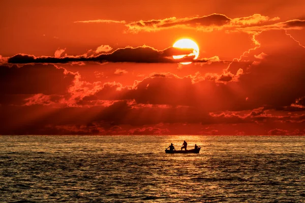 Tiro Pescadores Amadores Pescando Contra Pôr Sol Lindo — Fotografia de Stock